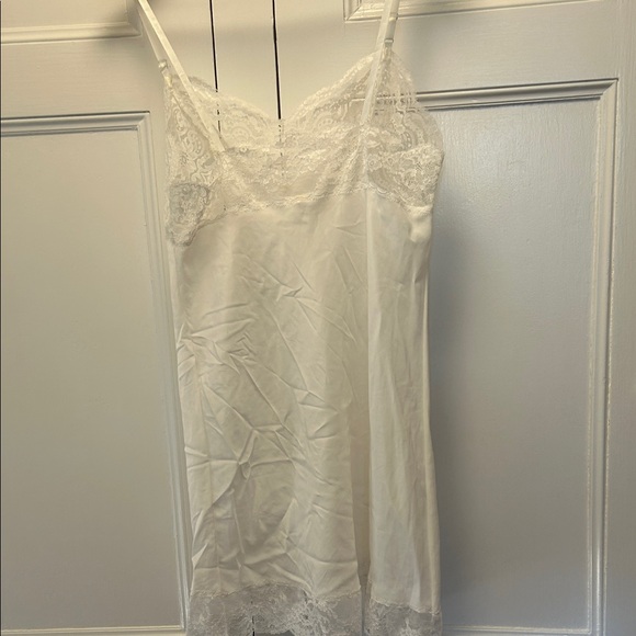 Chic White Lace Chemise - Picture 6 of 9